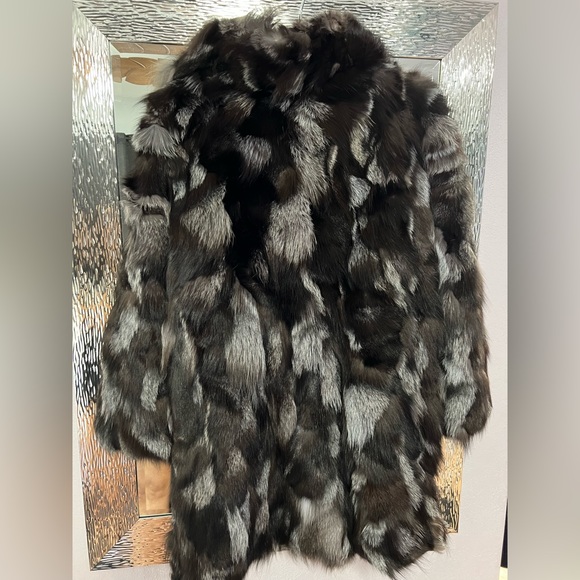 100% Silver Fox fur coat . Knee length , size 6-8 , closure hooks , 2 pockets .